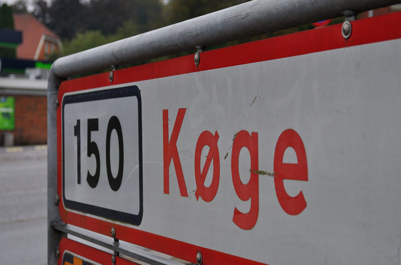 vejskilt, der peger mod Køge