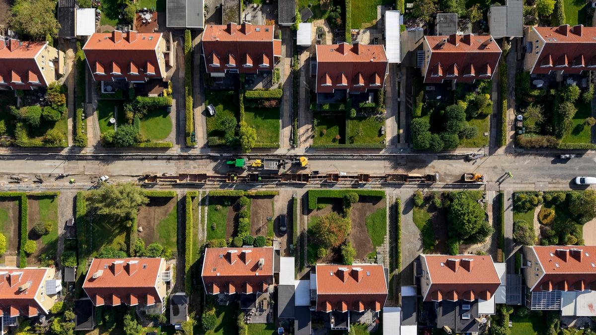 En villavej gravet op på grund af konvertering fra gas til fjernvarme