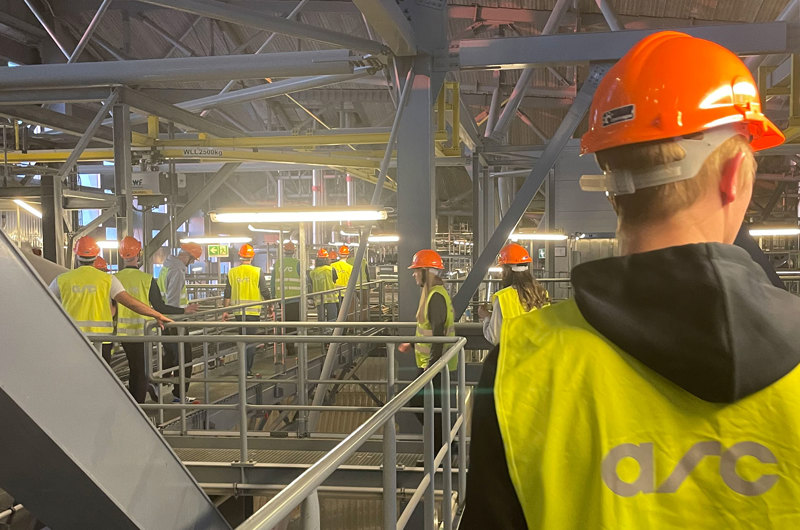 ARC indefra med gæster i gule veste og orange hjelme