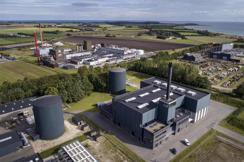 Luftfoto af Grenaa Varmeværk med gærfabrikken i baggrunden