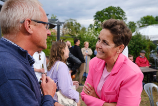 direktør Kim Mortensen og pia olsen dyhr i samtale ved folkemødet 2023