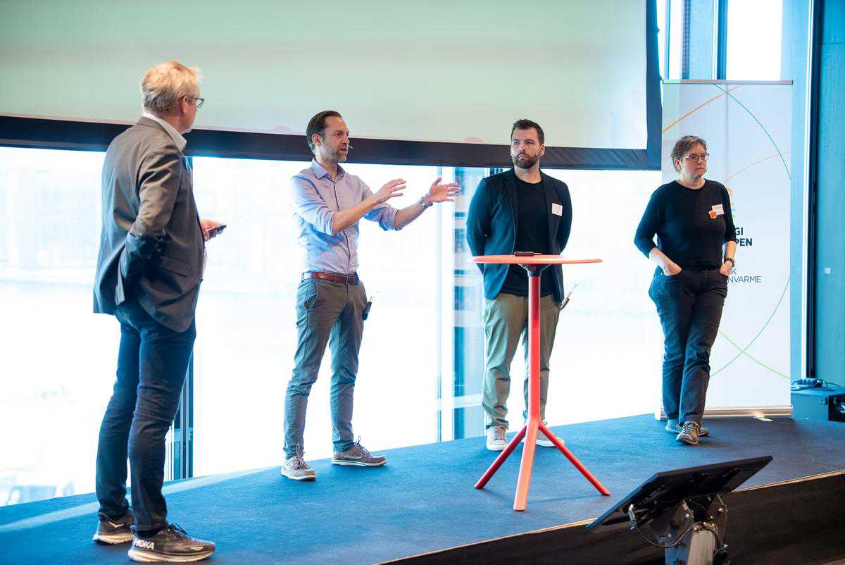 Mark Fiedel (tv), fungerende vicedirektør i Styrelsen for Samfundssikkerhed, Mads Elmkvist, afdelingsleder i Kalundborg Forsyning og Malene Hein Nybroe (th), kontorchef i Energistyrelsen på scenen ved Energi på Toppen