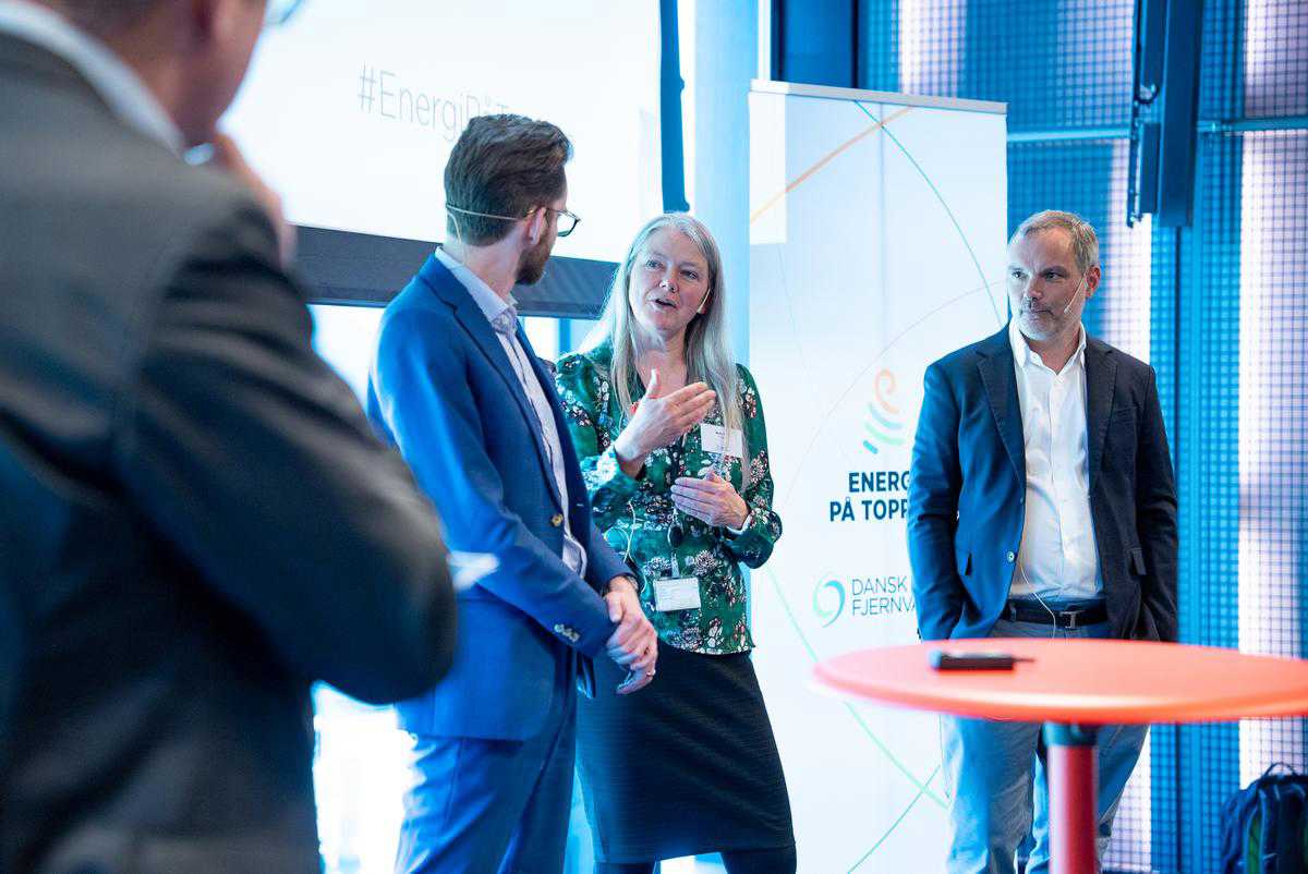 Driftschef Mette Kyed, HOFOR Fjernvarme i midten på scenen under Energi på Toppen.