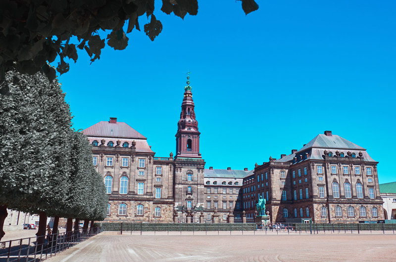christiansborg i solskin