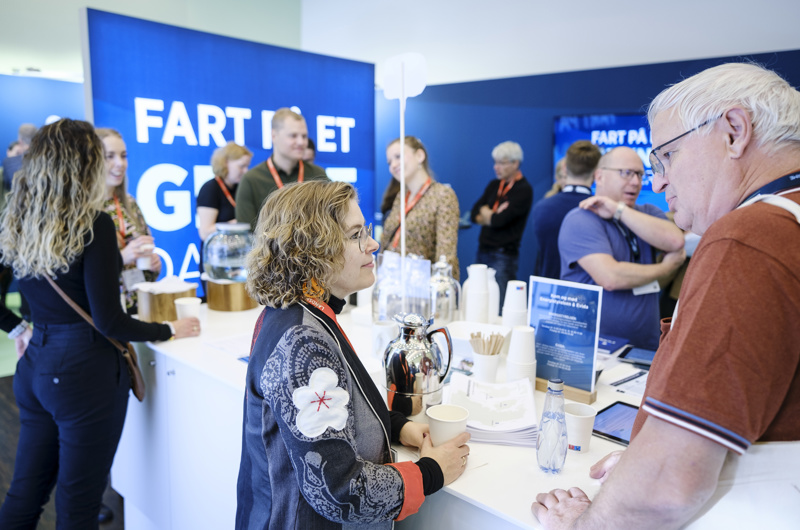 deltagere i snak under landsmøde 2022 i Tivoli