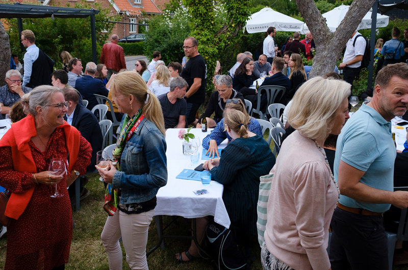 mennesker i samtale ved arrangementet jazz i haven under folkemødet 2023