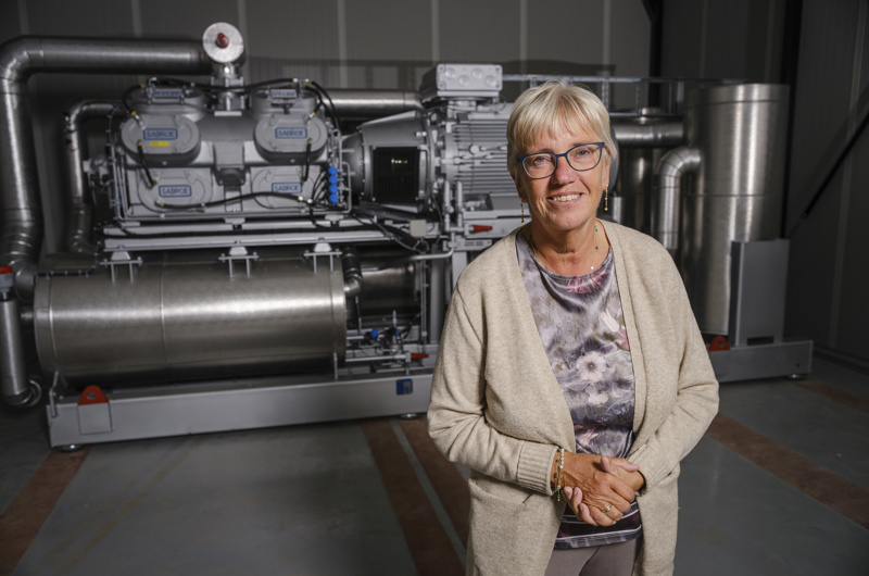Høje Taastrup Fjernvarmes tidligere direktør Astrid Birnbaum foran selskabets store varmepumpe